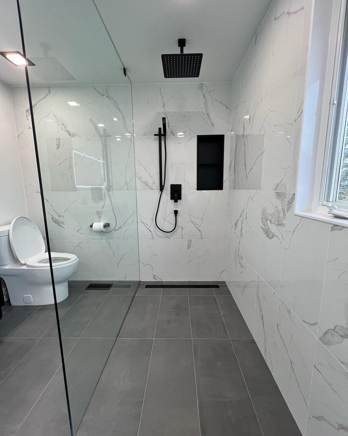 Glass shower panel and grey large-format floor, Elora 2022