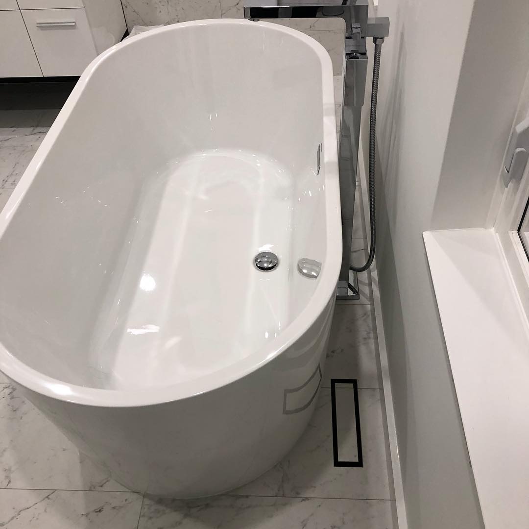 Oval freestanding tub on marble-look tile, 2019