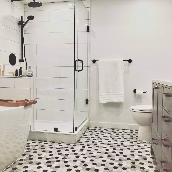 Corner shower with black-and-white pebble floor, 2021