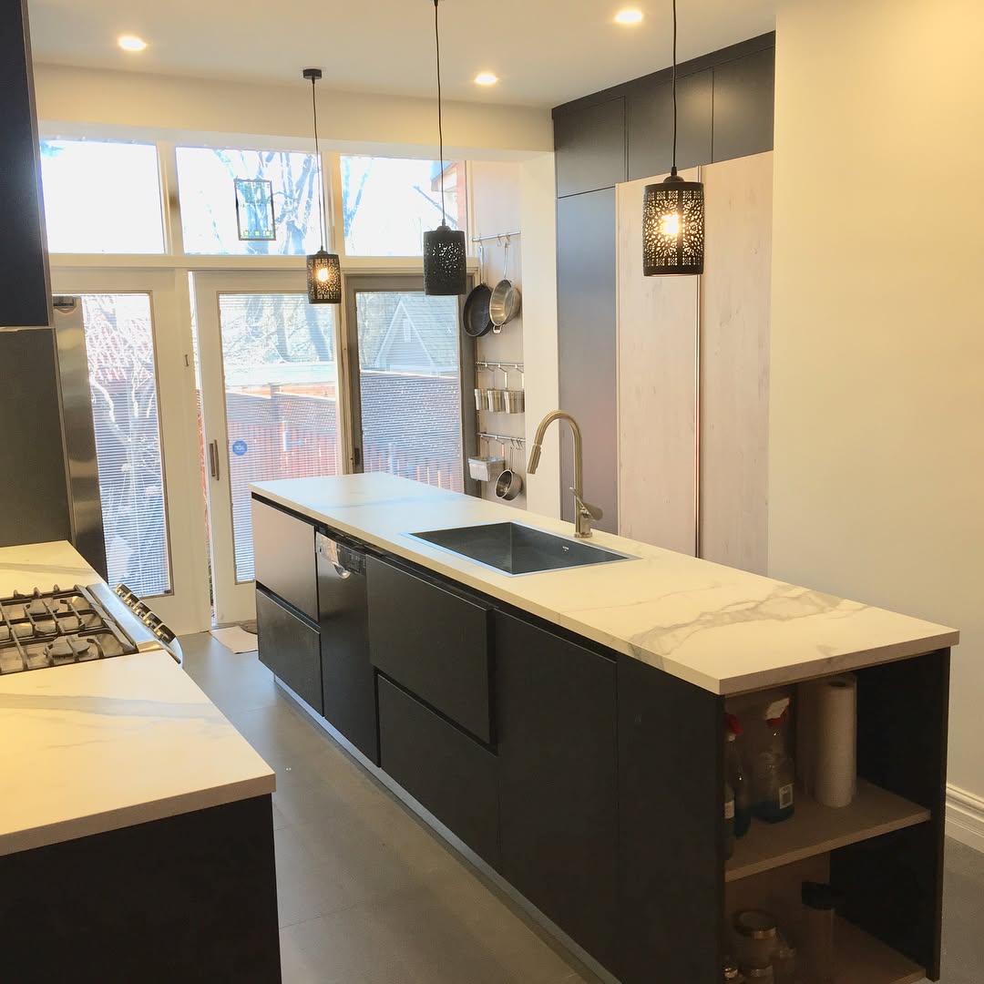 Modern two-tone kitchen with marble backsplash — Reno-eX kitchen renovation, Toronto